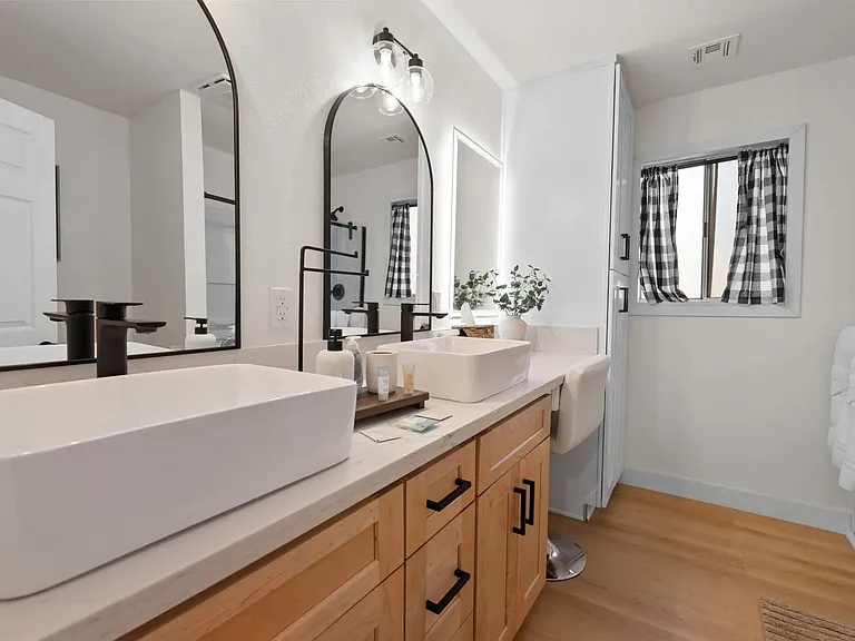 135 E Mojave Blvd — Photo 11
