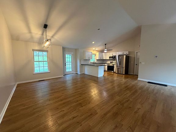4th image of 136 Elizabeth Ann Cir