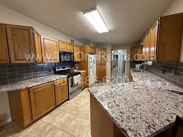 3 bed, 1.5 bath, 1800 sqft, $1,895 — Photo 4