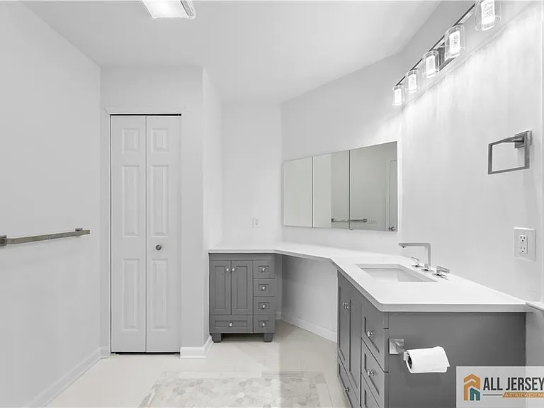 13 Canterbury Dr #13E — Photo 17