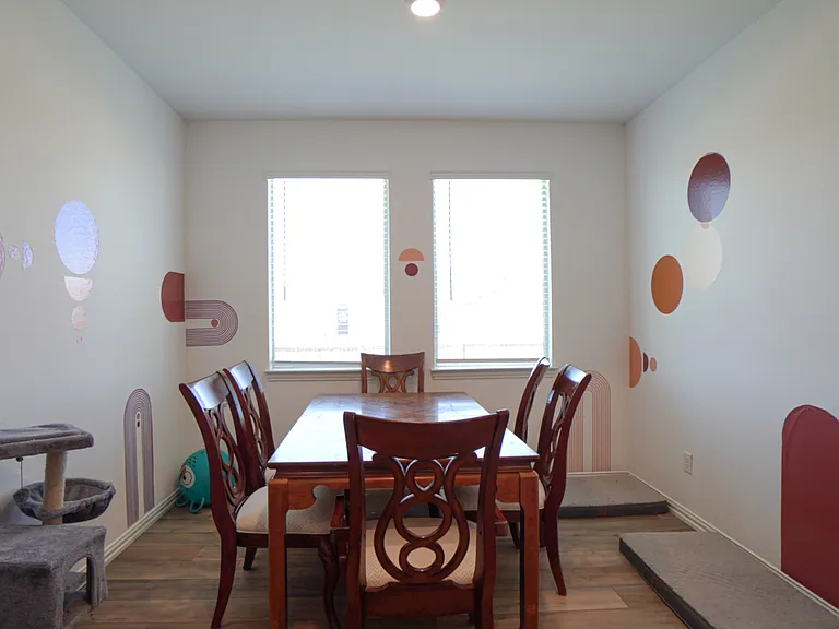 733 Alden Dr — Photo 7