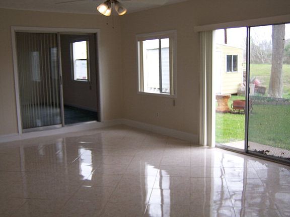 3rd image of 2212 Hillcrest Dr