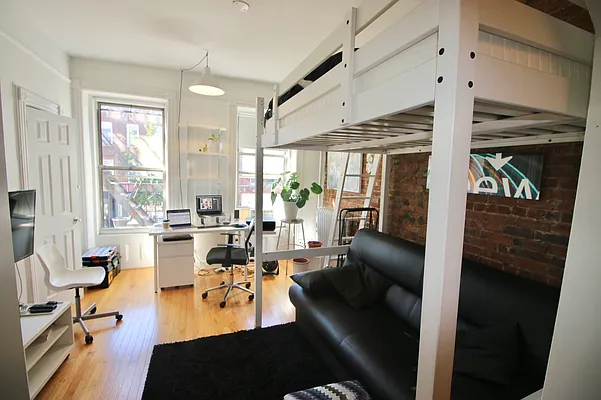 Rented by Delmark Realty LLC | media 18