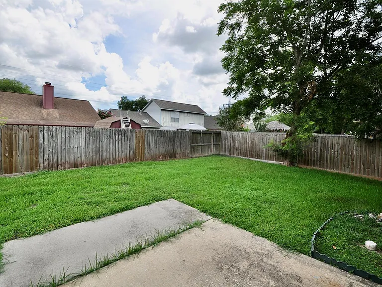 8819 Hedgestone Ct — Photo 33