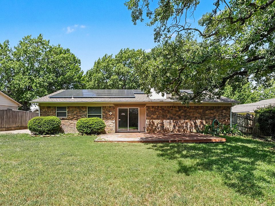 1st image of 2721 Lucas Dr