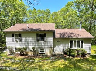 1118 Grouse Ct, Bushkill, PA 18324