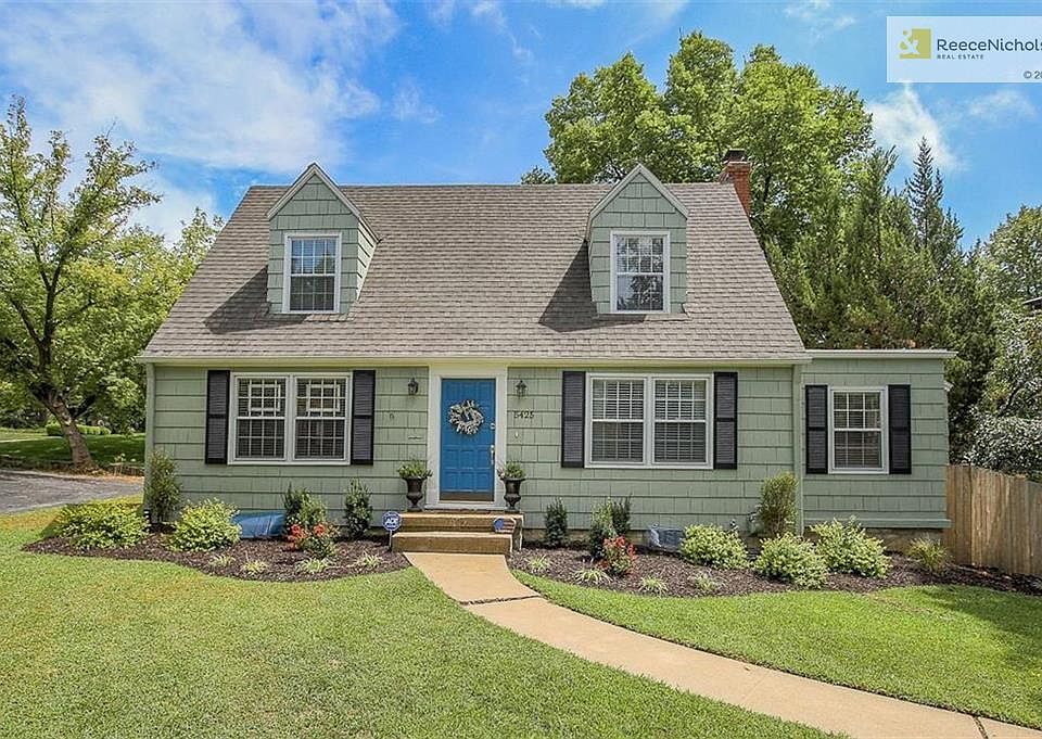 Adorable Fairway Cape Cod.
