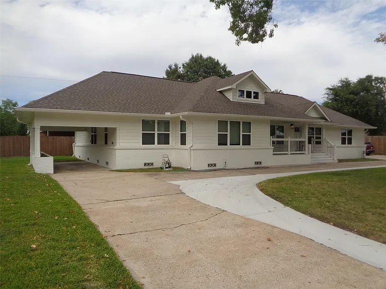 2035 Sherwood Forest St — Photo 2