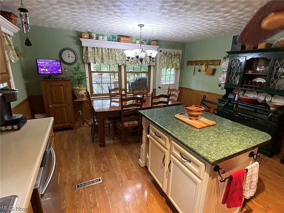 4th image of 2121 Earl Dr