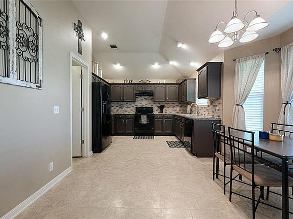 5th image of 2010 Oaklawn Dr