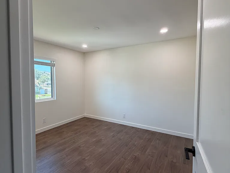 1013 Treadwell Ave — Photo 9