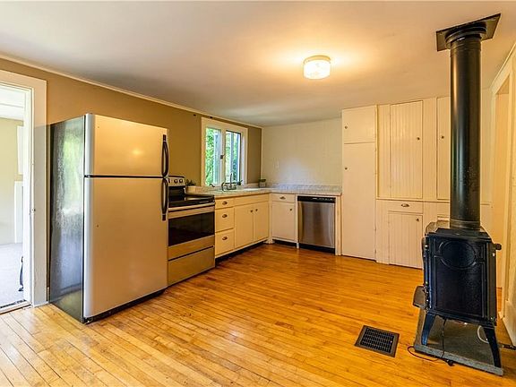 3rd image of 108 Warren St