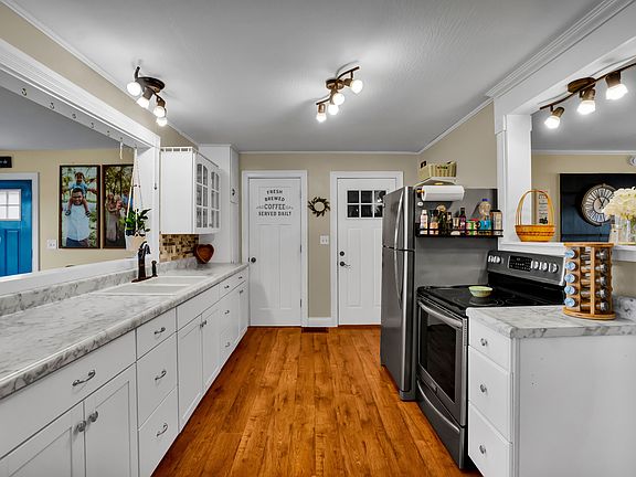 4th image of 395 Coovert St