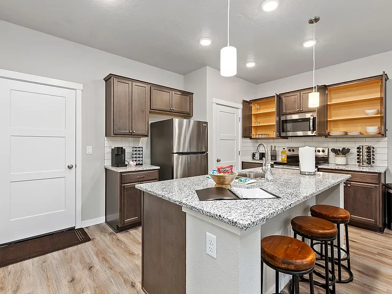 471 N Tessa Ln — Photo 3