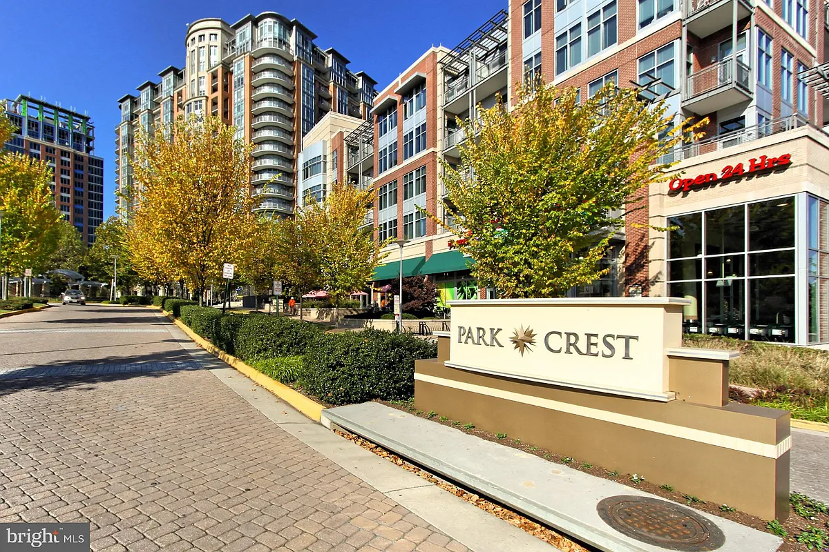 Building Photo - 8220 Crestwood Heights Dr #302