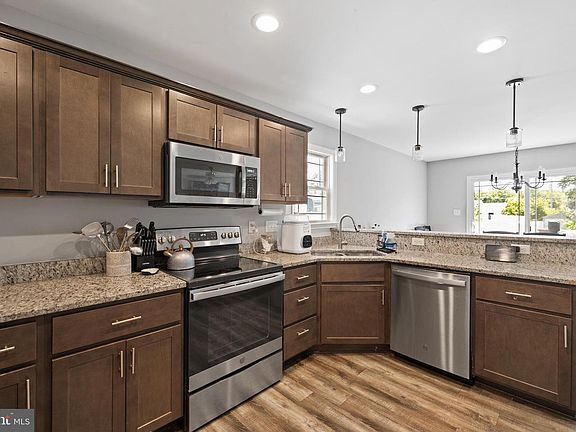 5th image of 300 Stonewall St