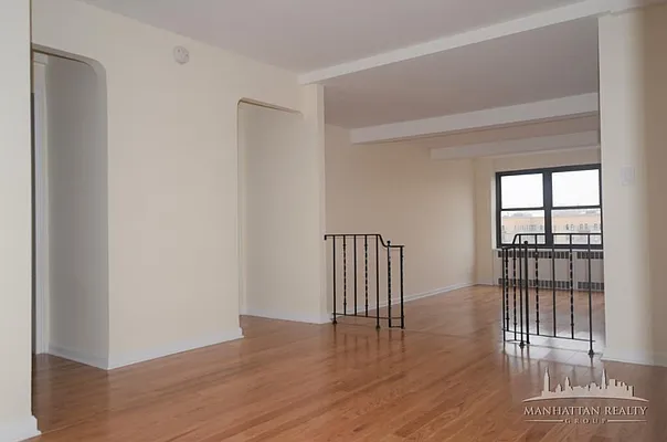 Rented by Manhattan Realty Group | media 2