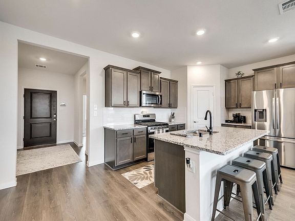 4th image of 902 Western Way