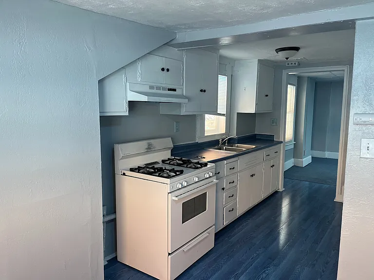 220 E Delaware St #B — Photo 5