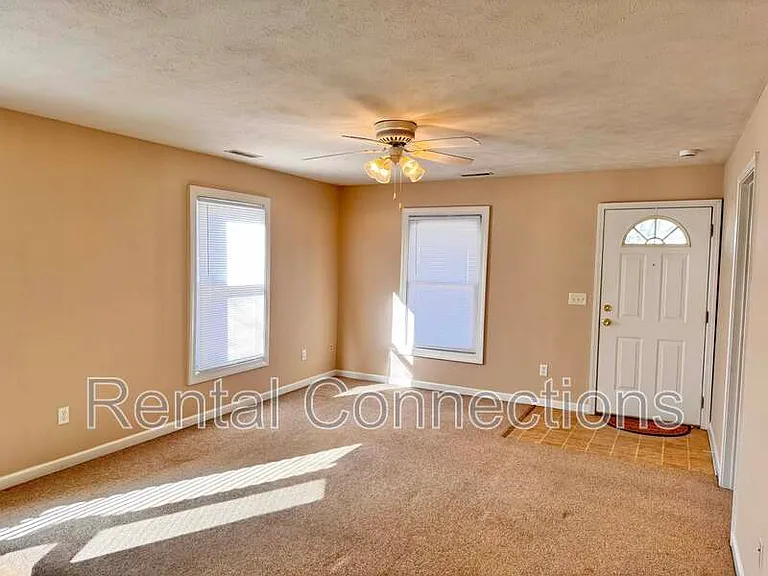 1005 E Carter St — Photo 5