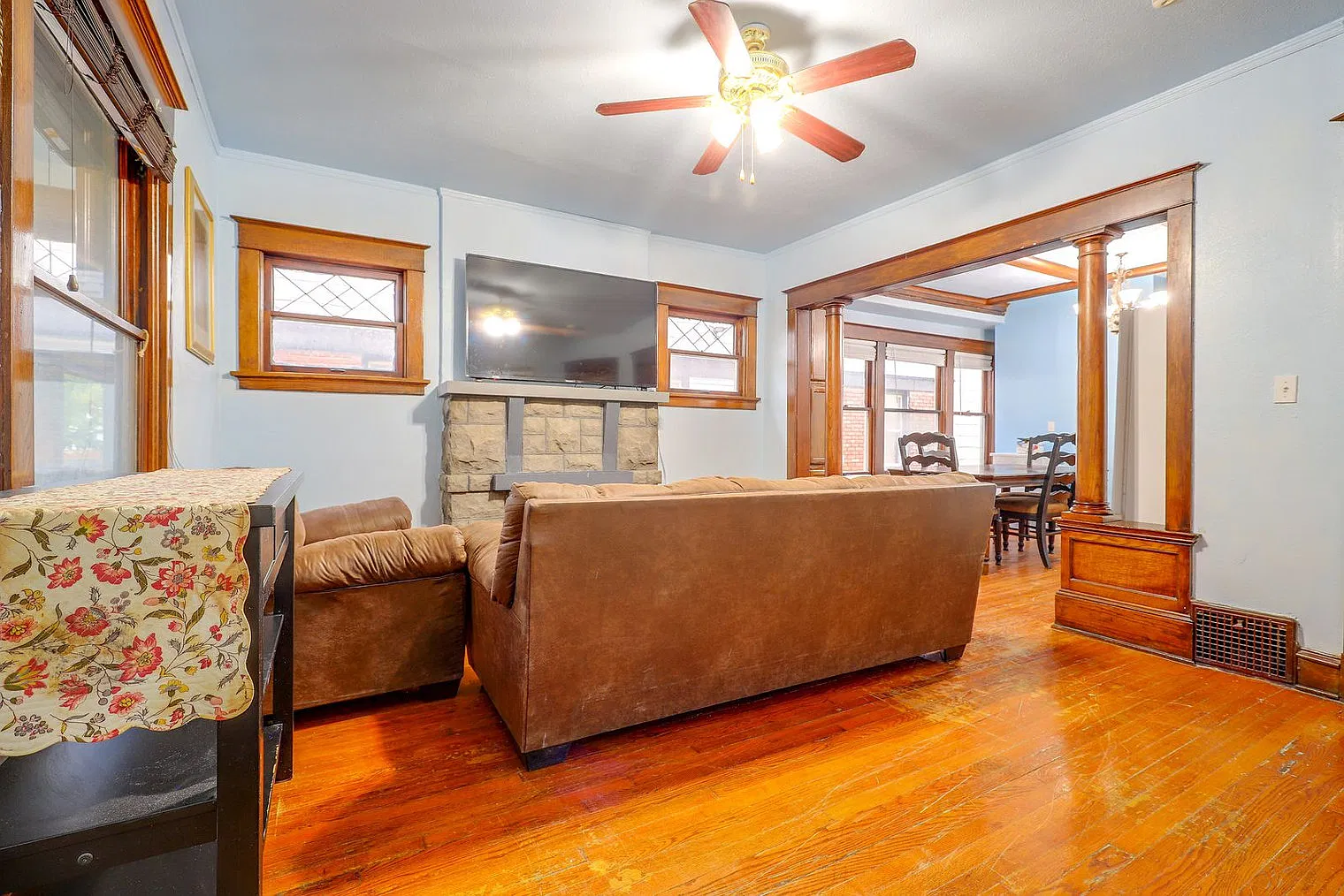3 bed, 2.0 bath, 990 sqft, $3,935 — Photo 3