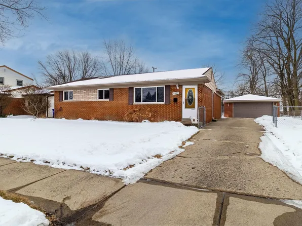 17600 Sewel St, Fraser, MI 48026