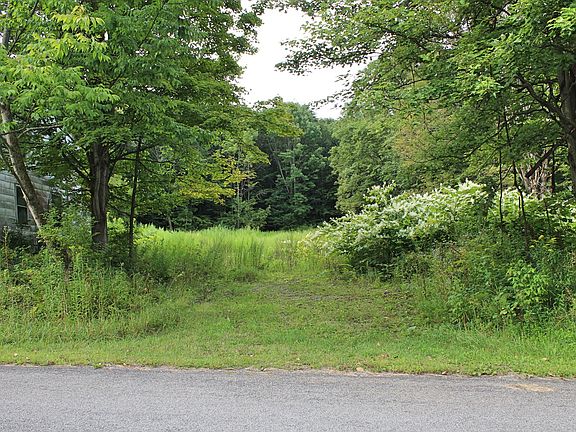 2nd image of 137 Brockett Hill Rd