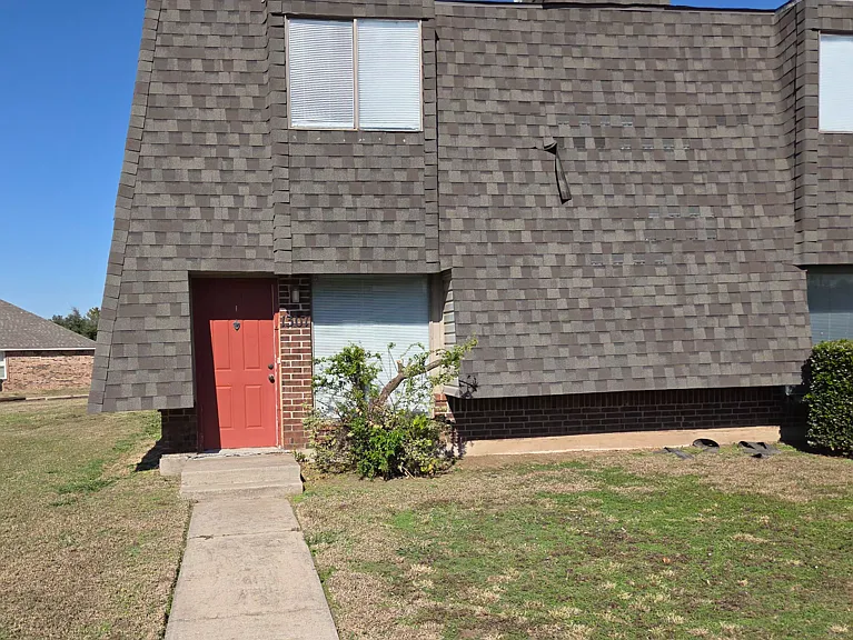 1301 Eastgate Dr — Photo 3