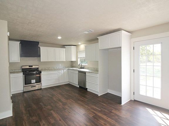 4th image of 3715 Broadmoor Dr