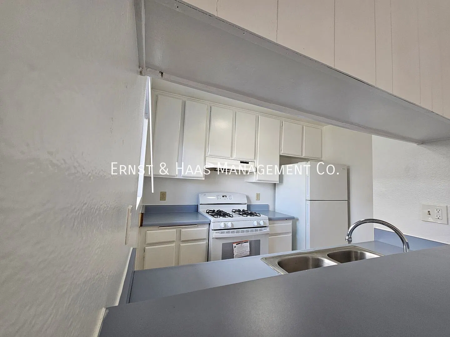 Charming Long Beach Apartment with Private Balcony & Parking! — Photo 3