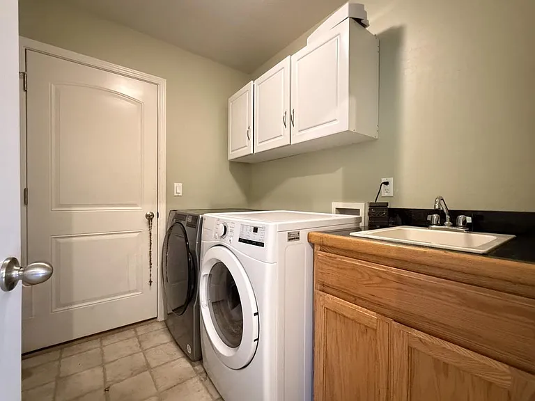 1176 NE Bonney Doon Ln — Photo 16