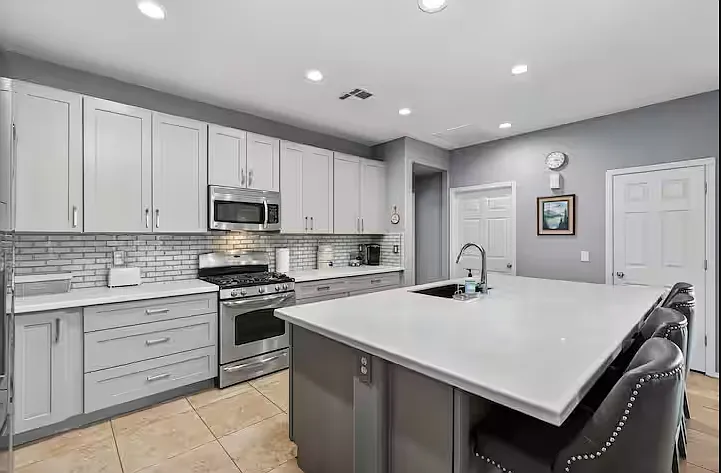 3 bed, 1925 sqft, $3,500 — Photo 3