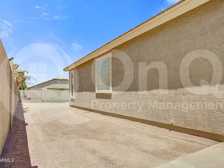 1674 E Aloe Pl — Photo 15