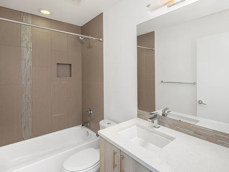 209 13th Ave E — Photo 16
