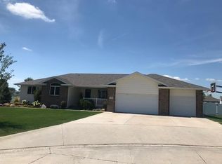 410 Beachwood Dr, Grand Island, NE 68803