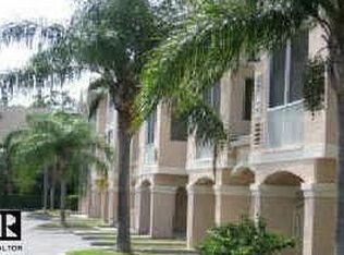 1114 Bay Club Cir, Tampa, FL 33607