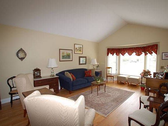4th image of 710 Ascot Ct