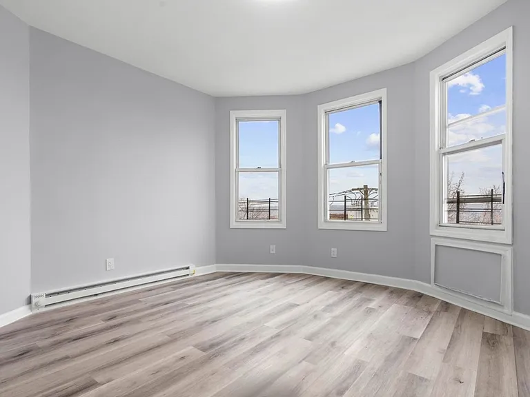 32 Van Cortlandt Park Ave — Photo 9