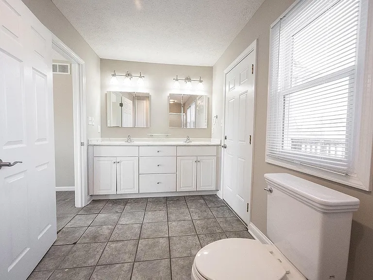 11704 Cameron Dr — Photo 9