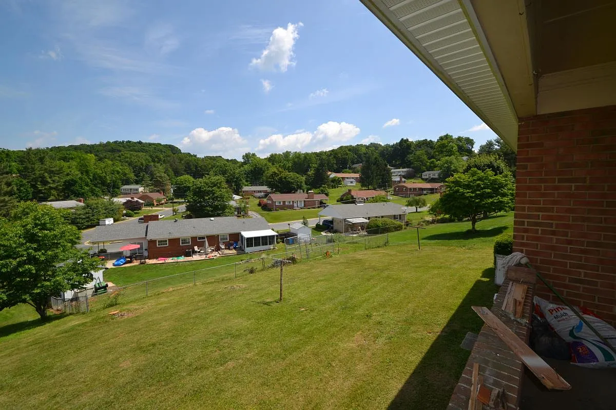 3 bed, 1.5 bath, 1600 sqft, $1,725 — Photo 3