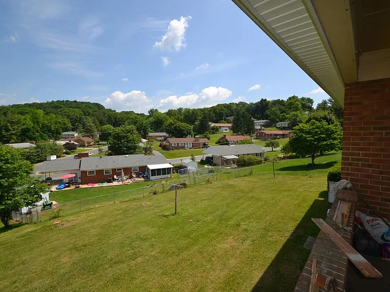 1111 Preston Dr — Photo 3