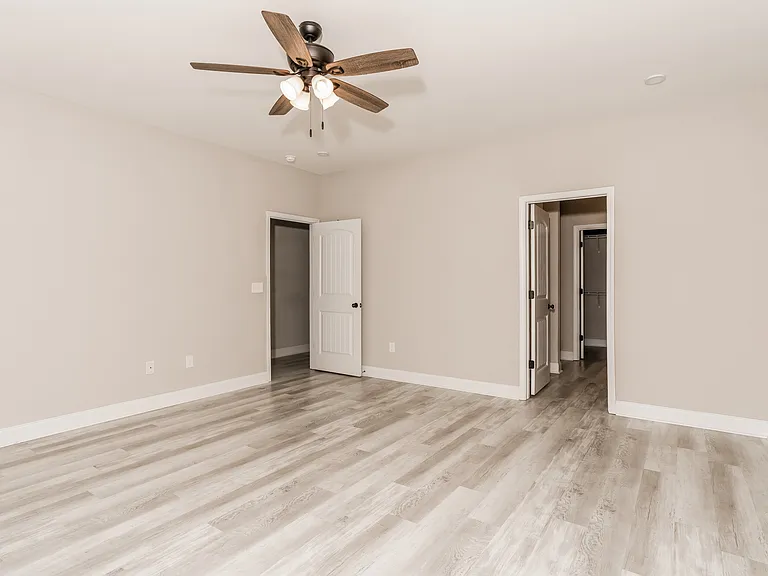 219 Beau Claire Cir — Photo 8