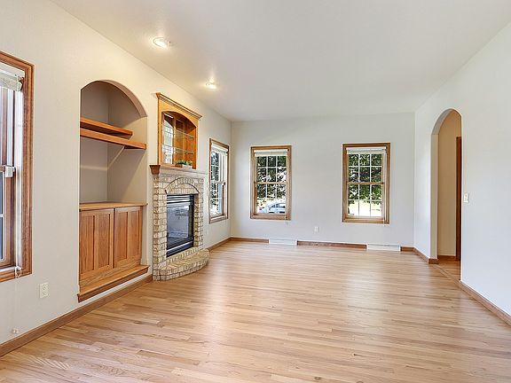 Arched doorway, hardwood floor