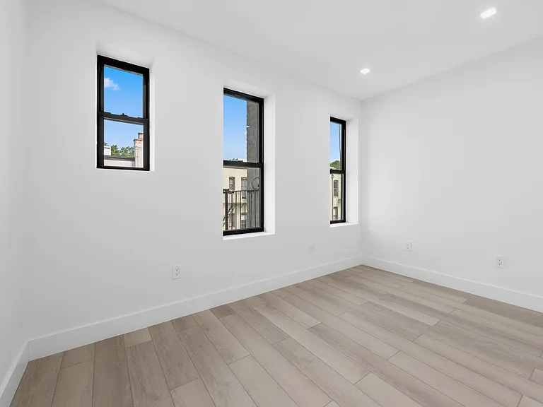 34-32 43rd St #3R — Photo 2