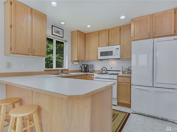 4th image of 2417 NE 180th Ct