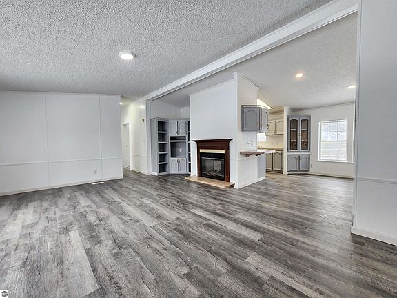 4th image of 2171 Betty Ln