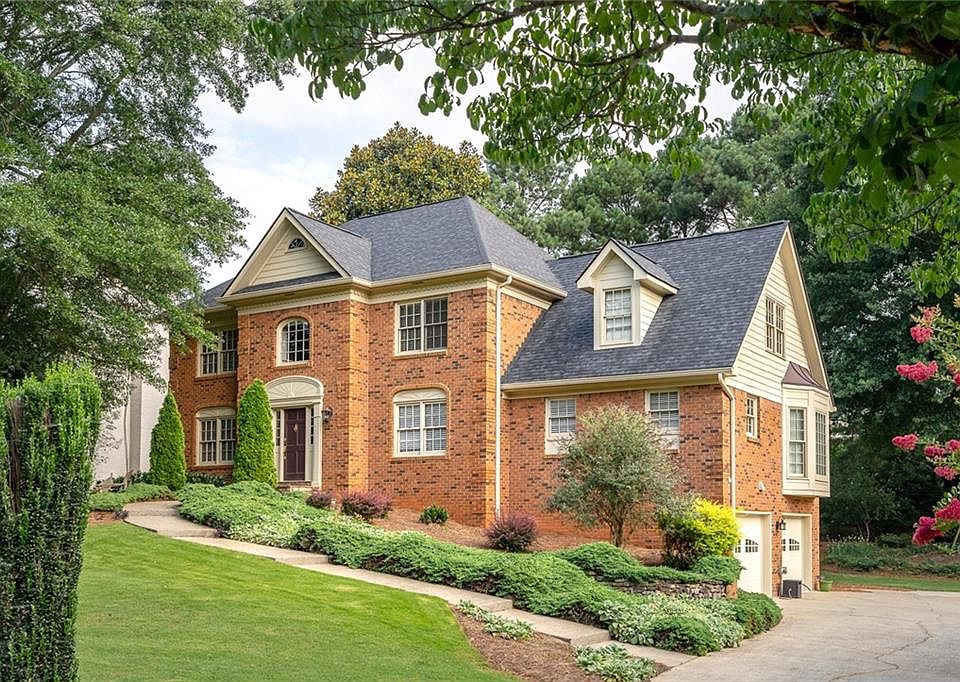 1st image of 4523 Dartmoor Dr NE