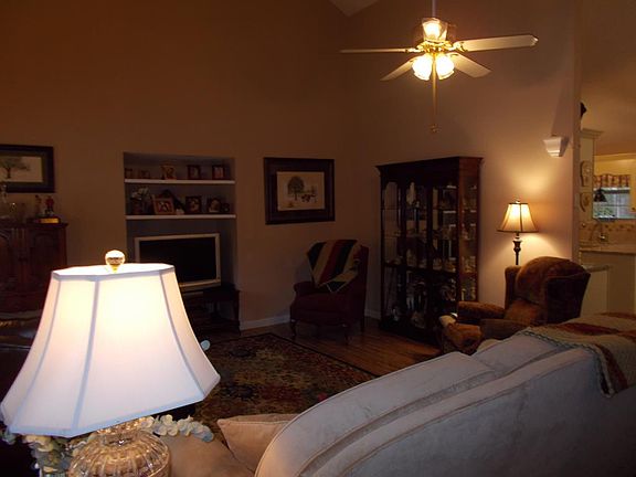 5th image of 102 Buckeye Ln