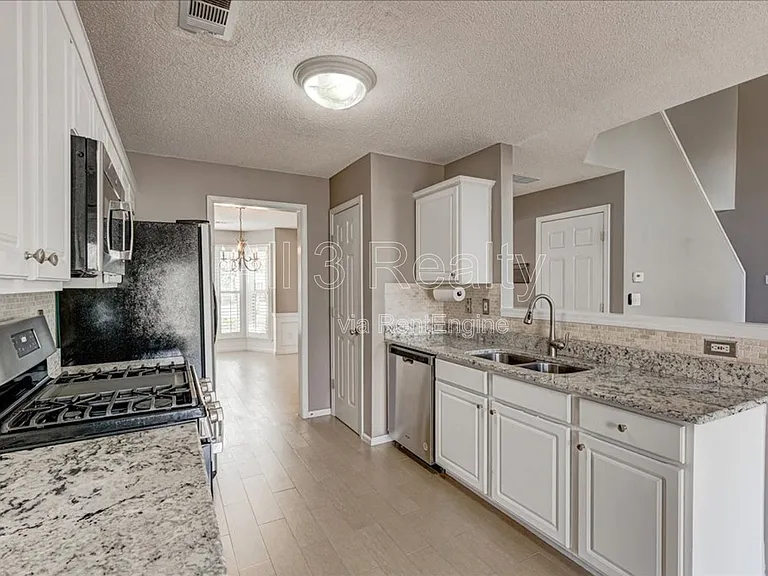 2540 Alvecot Cir — Photo 42