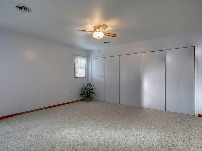 302 Greenview Dr — Photo 1